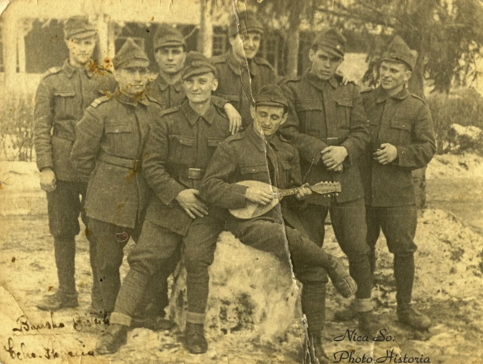 Soldaţi ostaşi români în Al Doilea Război Mondial - la Banska Bystrica Sursa Facebook Photo Historia