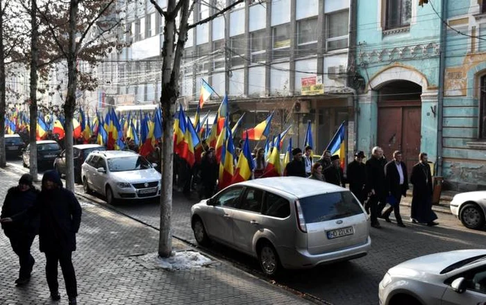 Maşinile au încurcat marşul organizat de sărbătoarea Unirii. FOTO: Biblioteca Deva.