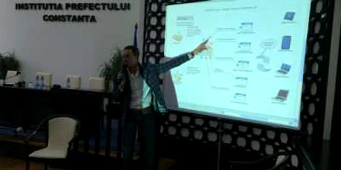 Radu Mazăre explică avantajele Facebook-ului la Primăria Constanţa. FOTO: Adevarul