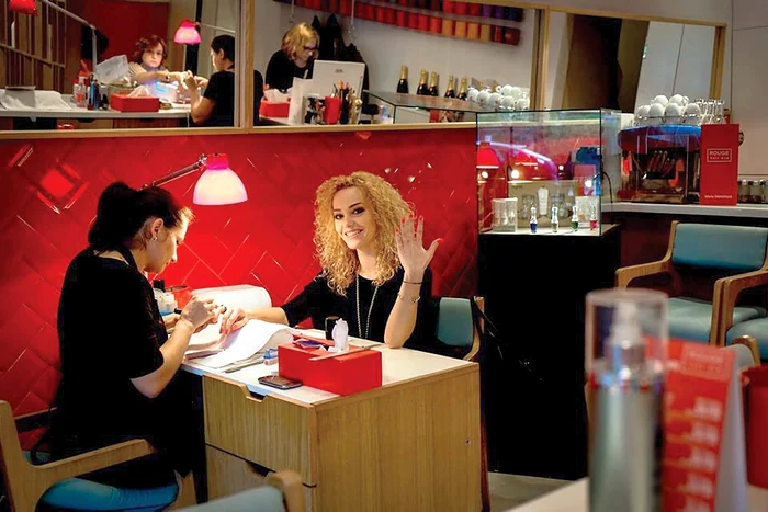 Când nu are filmări, Alexia Talavutis se relaxează la “barul de unghii”