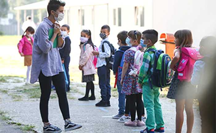 Luni a început noul an școlar cu reguli speciale