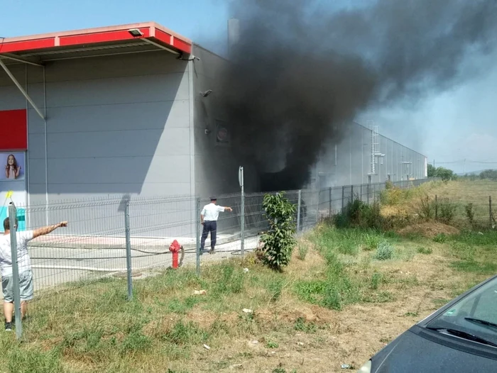 Incendiul a cuprins un perete exterior al magazinului