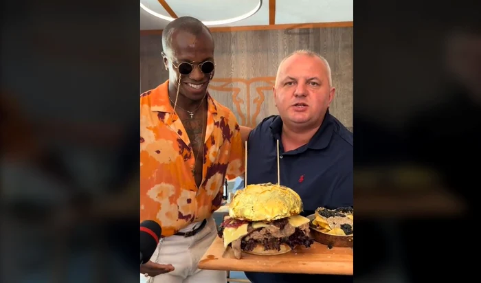 Avram Gal (dreapta) în timp ce prezintă burgerul Ronaldo FOTO Captură video