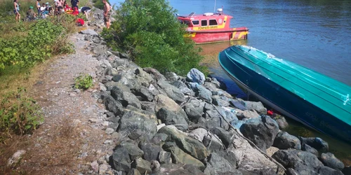 accident barca rasturnata in golful musura foto fb mircea fechet jpg