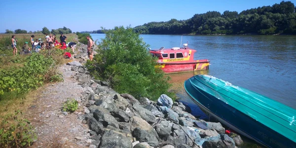 accident barca rasturnata in golful musura foto fb mircea fechet jpg