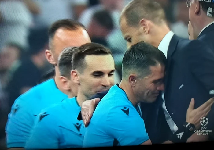 Istvan Kovacs, îmbrățișat de Ceferin la finalul partidei. Captură TV
