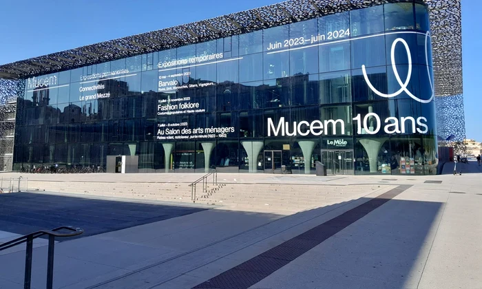 Expoziția „Fashion Folklore. Costumes populaires et Haute Couture”, deschisă la useum of Civilizations of Europe and the Mediterranean (foto: Muzeul Municipiului București)