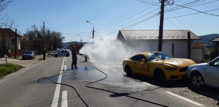 Autoturismele sunt stropite cu apă de pompieri FOTO ISU Argeş