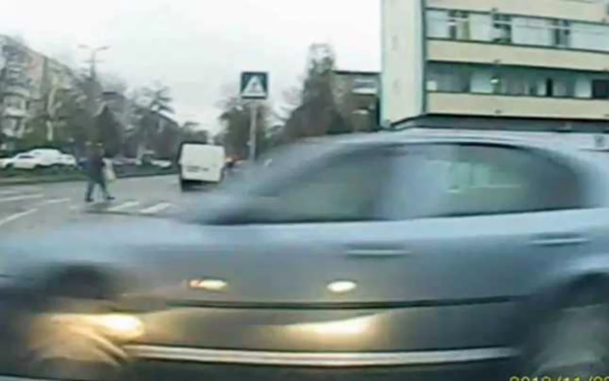Individul, aflat la volanul unei maşini Skoda Octavia, intră în viteză în sensul giratoriu FOTO Youtube