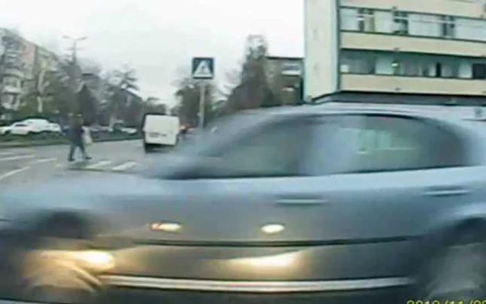 Individul, aflat la volanul unei maşini Skoda Octavia, intră în viteză în sensul giratoriu FOTO Youtube