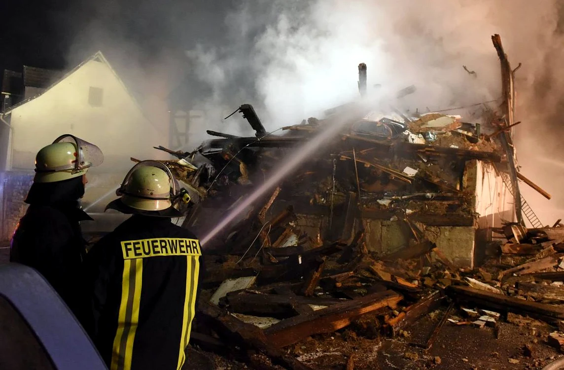
    Pompierii au intervenit cu utilaje cu apă și spumă (foto: captură video via swr.de)  