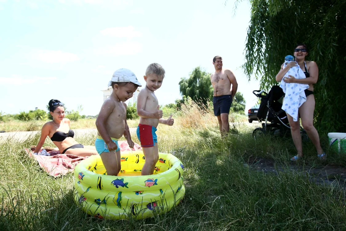 Bucureştenii fac plajă pe iarbă  şi pe pontoane 