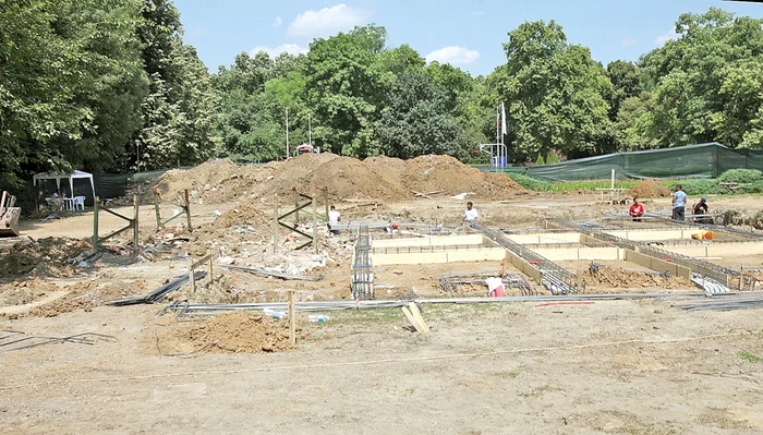 
     În aceste zile, se toarnă fundația pe care va fi montată „Roata Mare” Foto: Florin Şuler  