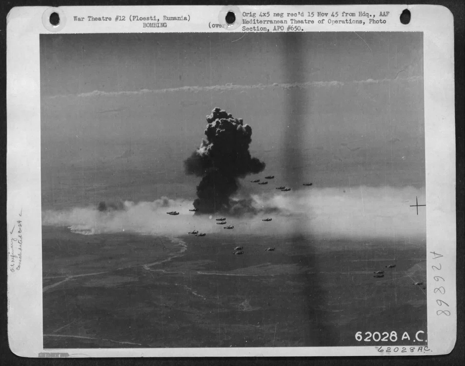 10 august 1944 b 24 liberatorrs arunca bombe rafinaria xexia ploiesti jpg jpeg
