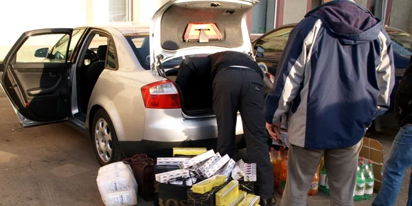 10.500 pachete de ţigări netimbrate au confiscat vameşii pe lângă 120 de litri de băuturi alcoolice