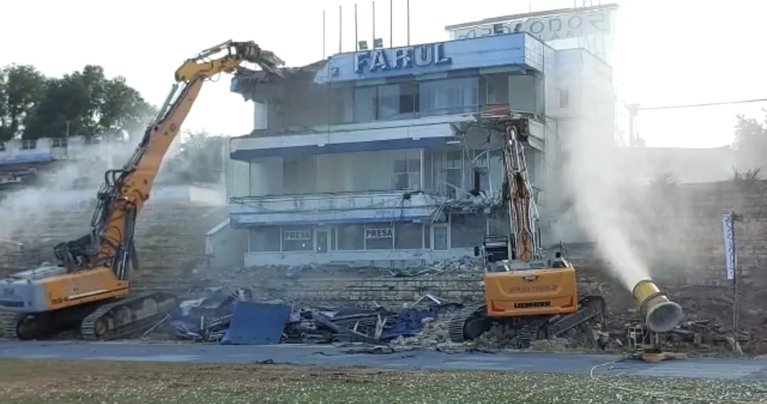 Vechiul stadion, una cu pământul Sursa foto A.I. 