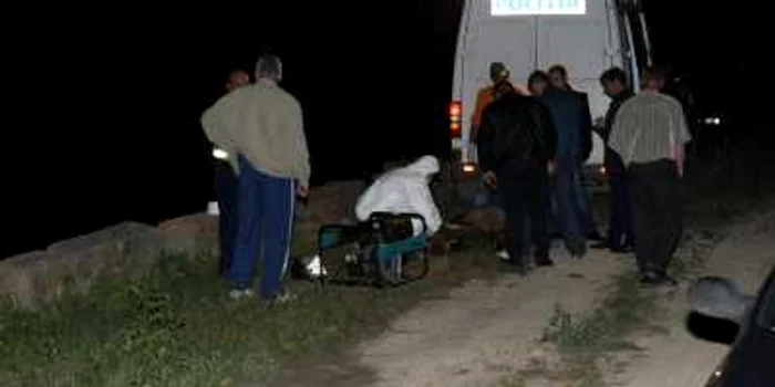 Trupul neînsufleţit al tânărului a fost transportat la Medicină Legală