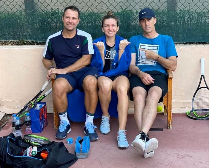 
    Simona Halep, alături de Artemon Apostu-Efremov și Darren Cahill, în DubaiFoto: Facebook / Simona Halep  