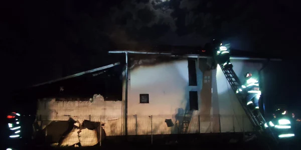 Explozie urmată de un incendiu, în Tărtășești. FOTO ISU Dâmbovița