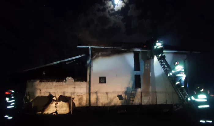 Explozie urmată de un incendiu, în Tărtășești. FOTO ISU Dâmbovița