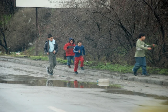 Numeroşi copii, în special cei din mediile sărace, cad victimă agresiunilor de tot felul   FOTO adevarul.ro