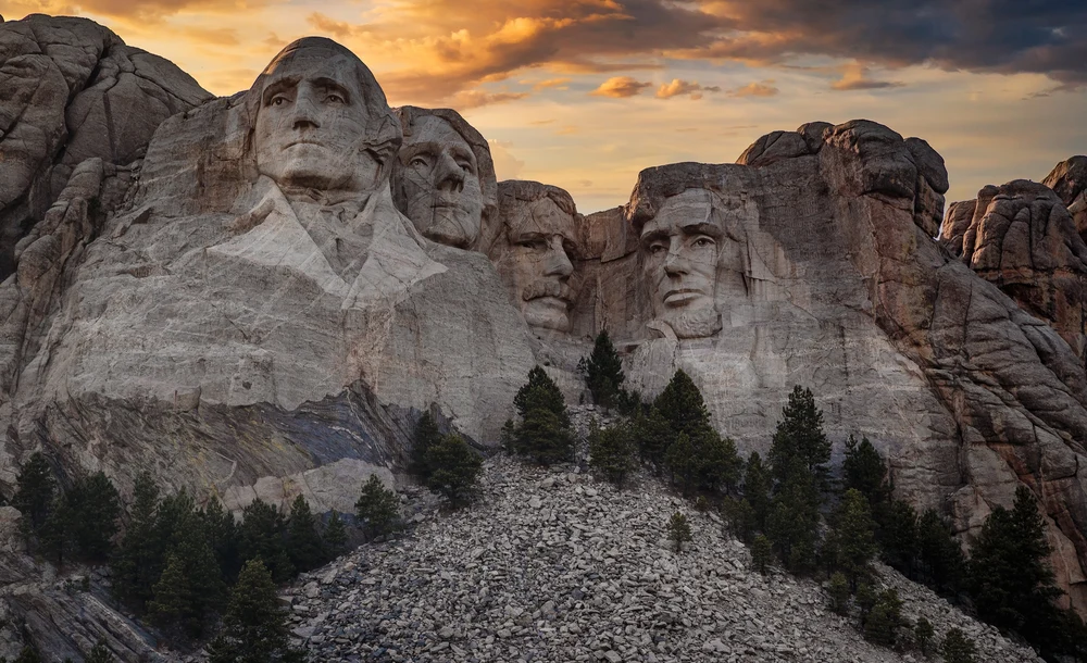 „Noul chip” de pe Muntele Rushmore: cum a ajuns Donald Trump lângă Washington și Lincoln, de 1 aprilie