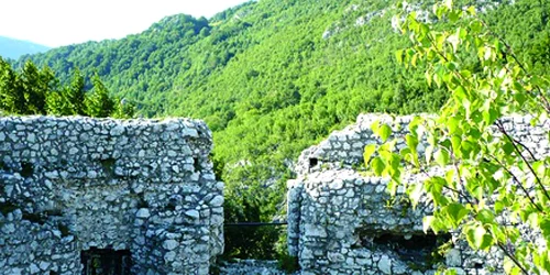 Din Cetatea Băniţa au mai rămas câţiva pereţi care fac parte din patrimoniul istoric