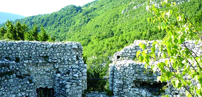 Din Cetatea Băniţa au mai rămas câţiva pereţi care fac parte din patrimoniul istoric