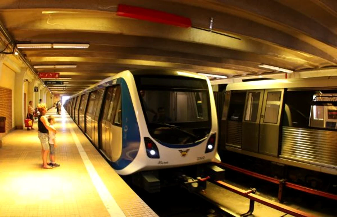 
    Atenție, se închid ușile! Urmează stația de metrou de pe Șoseaua Bercenifoto: Primăria sector 4  