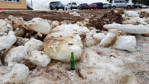 Gheaţa căzută de pe acoperiş avea cel puţin 20 cm grosime Foto: arhiva personala