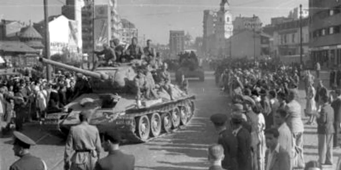 Tancuri T-34-85 circulau prin Bucureşti, în august 1944, după lovitura de stat dată de regele Mihai I, prin care l-a înlăturat, de la conducerea statului, pe mareşalul Ion Antonescu. În fotografie se vede luciditatea bucureştenilor, deloc entuziasmaţi de înlocuirea ocupantului german, cu cel sovietic. Sursa: Tank Archives.