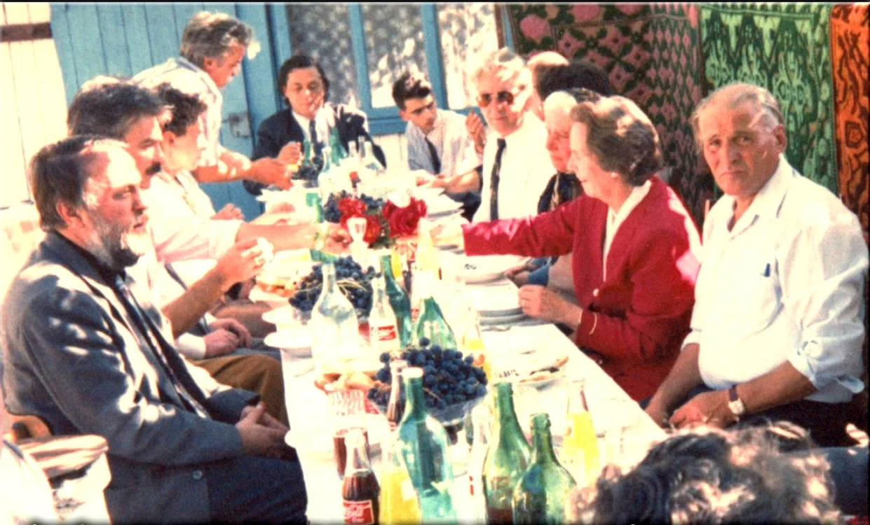 Regina Ana, în 1995, la masa unui ţăran din Fârţăneşti, Galaţi FOTO colecţia Ioan Furtună
