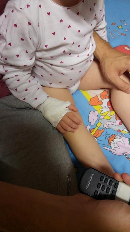 Medicii i-au pus fetiţei o branulă pentru a-i administra tratamentul