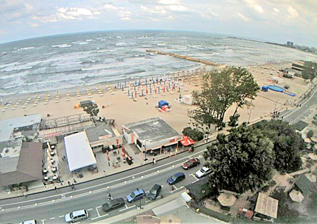 Plajele au fost pustii  şi nici un curajos nu  s-a avântat în valurile uriaşe