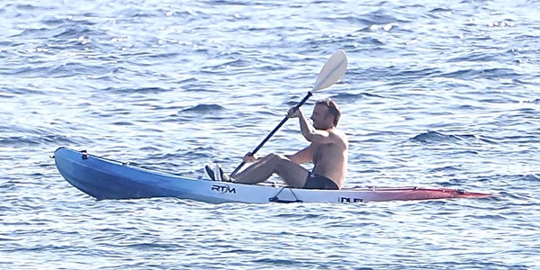Emmanuel Macron într-o canoe la bustul gol FOTO Profimedia 