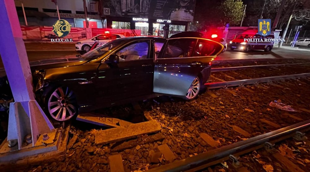 Traficant de droguri, implicat într-un accident în Capitală. Șoferul a lovit un stâlp și a ajuns pe linia de tramvai