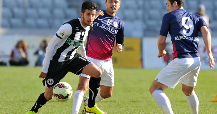 Pablo Ceppelini de la U Cluj se lupta pentru balon cu Marius Croitoru de la FC Botoşani FOTO MEDIAFAX