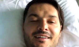 Liviu Vârciu, anesteziat, pe patul de spital  jpeg