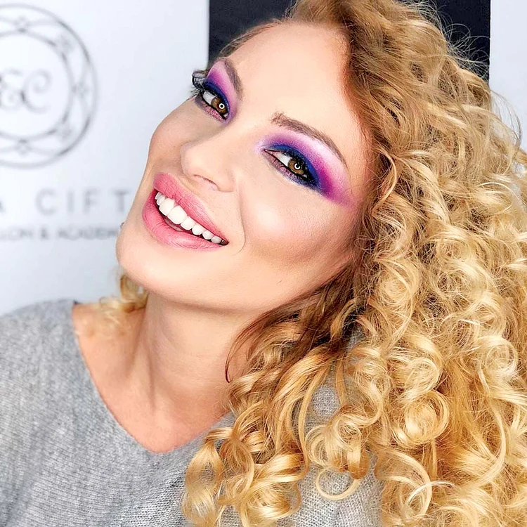 
    Doamna Borcea şi-a lăsat copilul cu bona şi şoferul, apoi s-a dus la sală şi la coaforFoto: Mihai Ionescu  