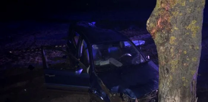 Masina condusă de călugăr a intrat într-un copac FOTO IPJ Constanţa