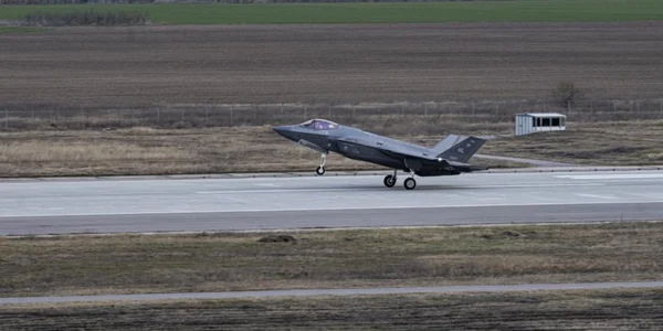 calarasi aeronave F-15 in baza aeriana de la Borcea FOTO mapn.ro