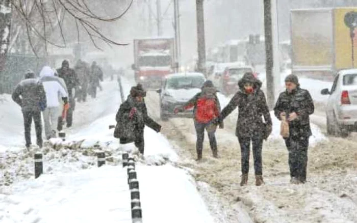 Bucureşti. Maşinile şi pietonii au înotat prin nămeţi  Foto: Sever Gheorghe