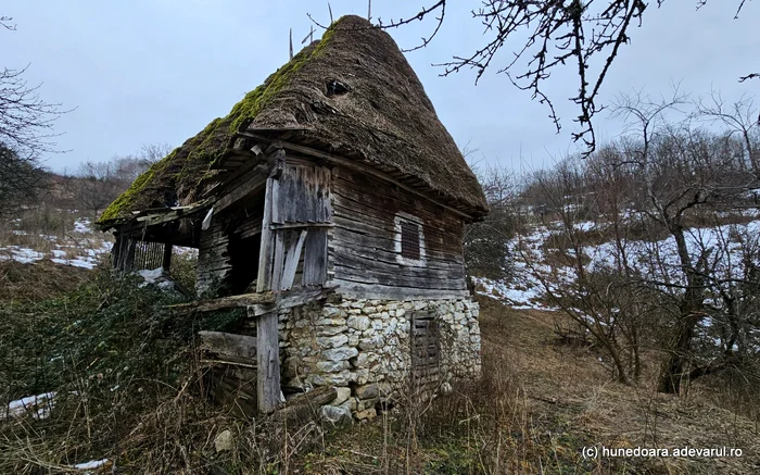 Casă veche din cătunul Străuți al satului Grohot din Hunedoara. Foto: Daniel Guță. ADEVĂRUL