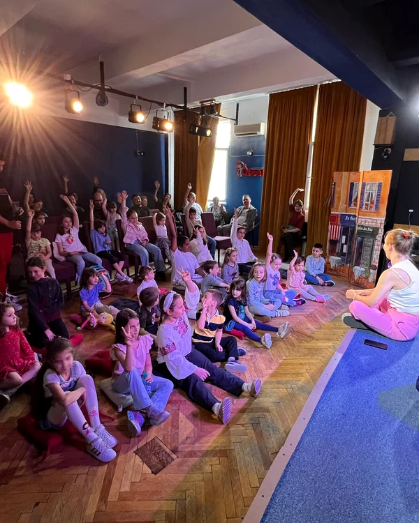 Vero Căliman a pus la cale proiectul „Teatrul la Sat”. FOTO Facebook Vero Căliman