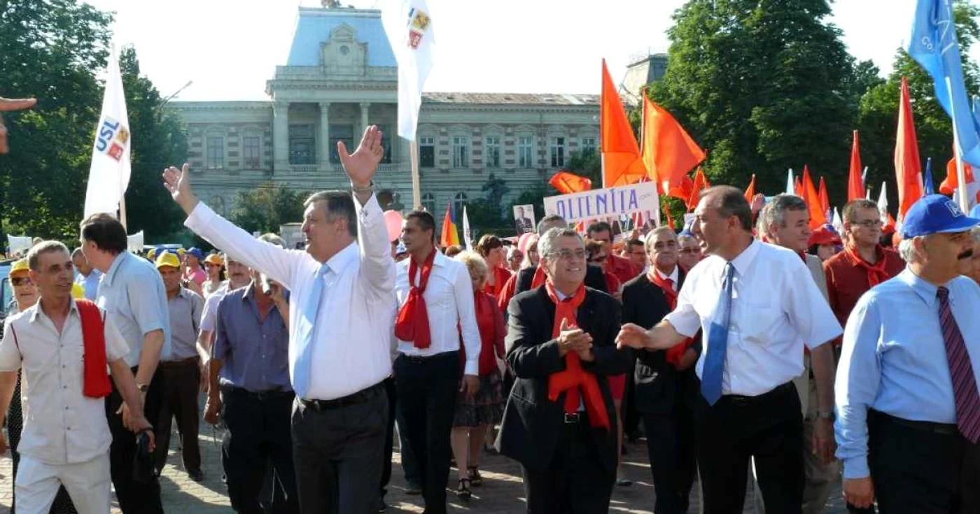 Mulţimea a scandat numele lui Daniel Ştefan Drăgulin(centru), candidatul USL la Primăria Călăraşi
