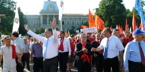Mulţimea a scandat numele lui Daniel Ştefan Drăgulin(centru), candidatul USL la Primăria Călăraşi