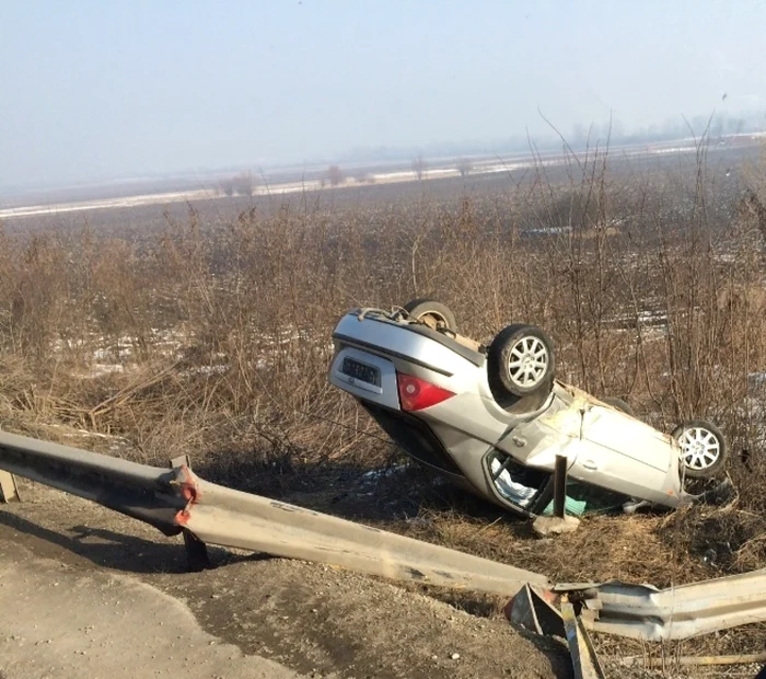 Şoferul a pierdut controlul volanului şi s-a răsturnat în afara şoselei. Foto Arhivă