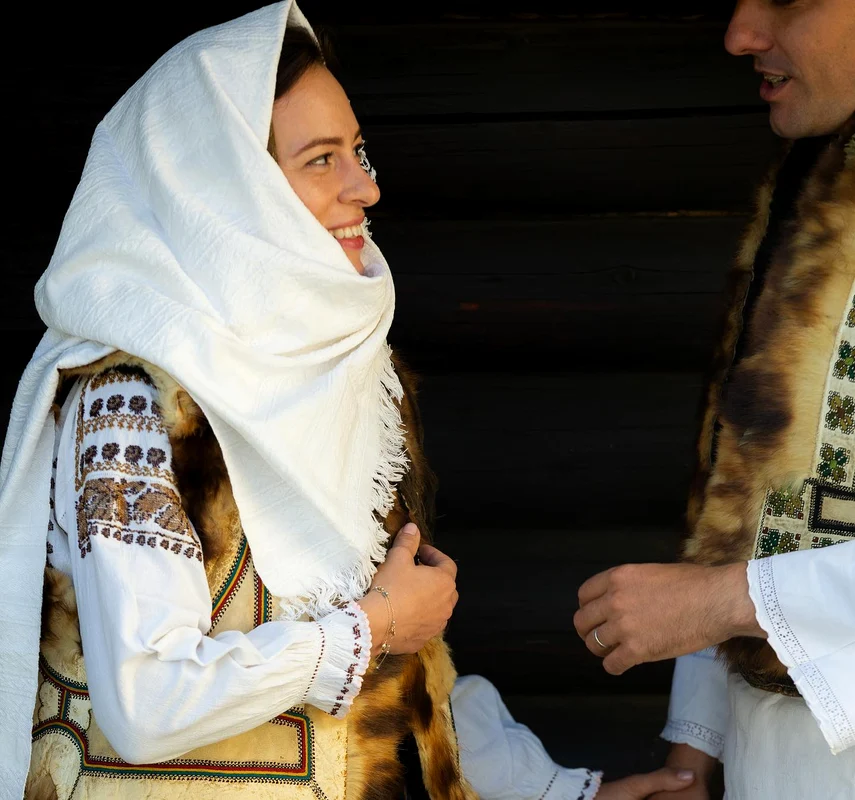 Nicolae al Romaniei si sotia sa, Alina Maria, in port traditional bucovinean
