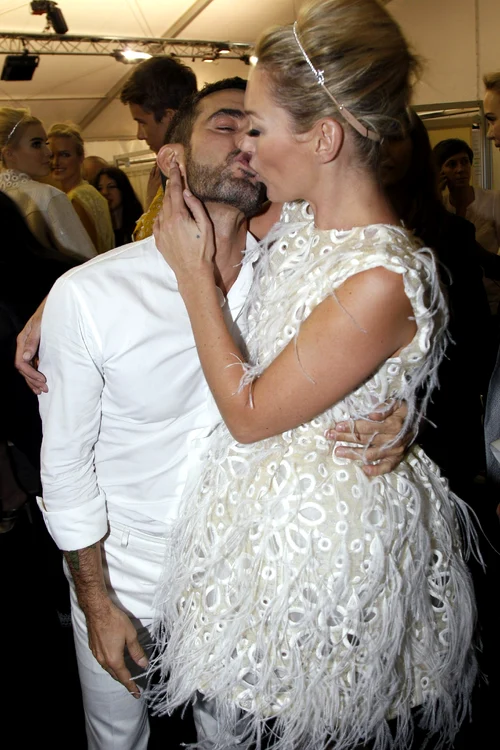 Kate Moss îl sărută pe Marc Jacobs la sfârşitul unei prezentări de modă FOTOGRAFII: Hepta/ Getty Images/ WENN