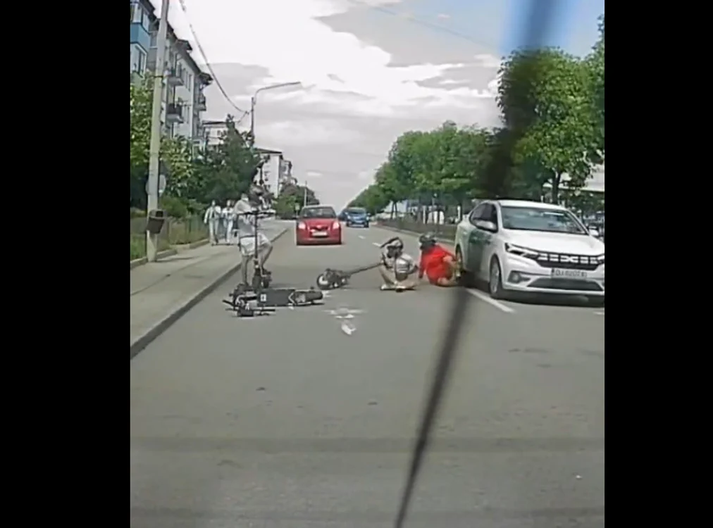 Tineri pe trotinete, la un pas de tragedie FOTO: captură video